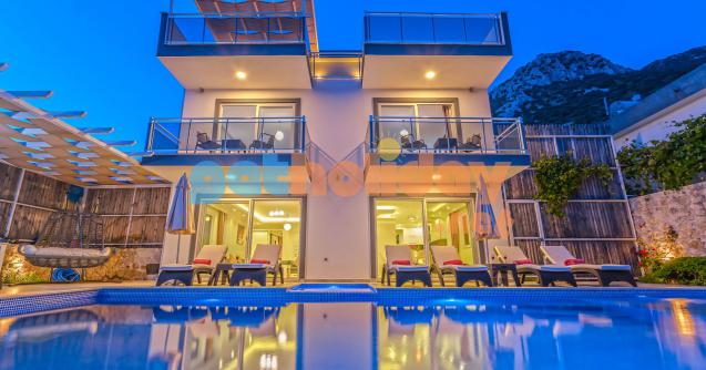 Kalkan Akbel mevkisinde konumlanan çocuk havuzlu, deniz manzaralı Kiralık Tatil Villası Keyif, üç yatak odalı olup altı kişi kapasitesine sahip