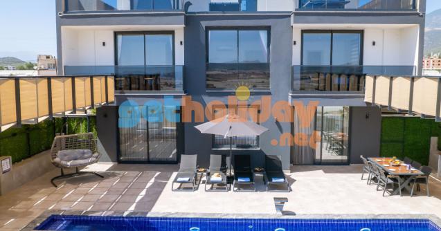 Kalkan Çavdır Köyünde konumlanan içerisinde ısıtmalı iç havuz, jakuzi, sauna, hamama sahip Ultra Lüksk Kiralık Tatil Villası Villa Lalezar üç yatak odalı