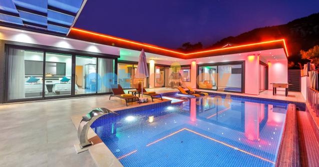 Kalkan İslamlar mevkiisinde konumlanmış Muhazafakar Isıtmalı kapalı havuzlu kiralık balayı villası, huzurlu ve konforlu bir tatil isteyen konuklarımız için en ideal seçeneklerden bir tanesidir
