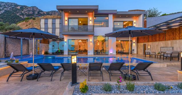 Villa Tilya, Kalkan Kördere bölgesinde konumlanmış Deniz Manzaralı Muhafazakâr üç yatak odalı altı kişilik kapasiteli özel havuzlu Villamızdır.