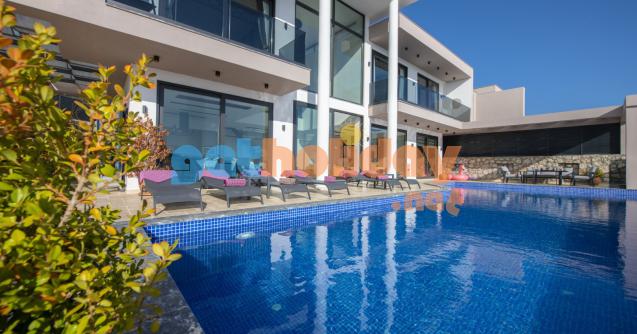 Villa Escobar, Kalkan Ulugöl Bölgesi' nde yer alan doğa içerisinde 3 yatak odalı 6 kişi konaklama kapasiteli kiralık villa.