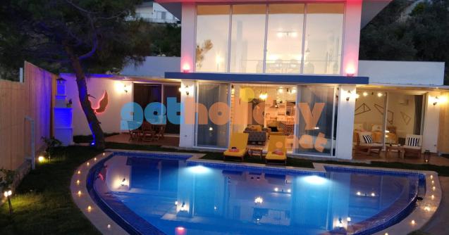 Kalkan Akbel mevkisinde konumlanan Özel Havuzlu Muhafazakar Balayı Villası Tita Loft iki yatak odalı olup dört kişi kapasitesine sahipvilladır.