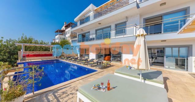 Kalkan Akbel mevkisinde konumlanan Deniz Manzaralı Lüks Kiralık Tatil Villası Kaputaş altı yatak odalı olup oniki kişi kapasitesine sahip
