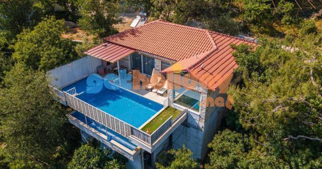 Kalkan İslamlar Köyünde konumlanan Isıtmalı iç havuza sahip Muhafazakar Balayı Villası Hayal bir yatak odalı olup iki kişi kapasitesine sahip
