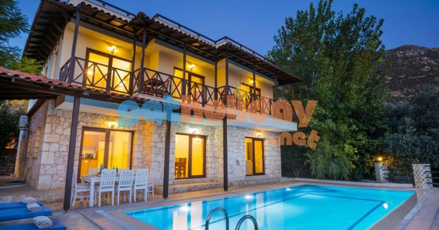 Kalkan Ortaalan mevkiinde konumlanan Özel Havuzlu Kiralık Villa Otantik altı yatak odalı olup 11 kişi kapasitesine sahip