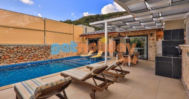 Kalkan İslamlar Köyünde konumlanan Isıtmalı İç Havuzlu, Saunalı Muhafazakar Lüks Kiralık Balayı Villası Redro iki yatak odalı olup dört kişi kapasitesine sahip