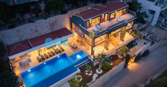 Kalkan Ortaalan mevkiinde konumlanan Dış Havuz Isıtmalı, Deniz Manzaralı, Jakuzili Lüks Tasarım Villa Kayra altı yatak odalı 