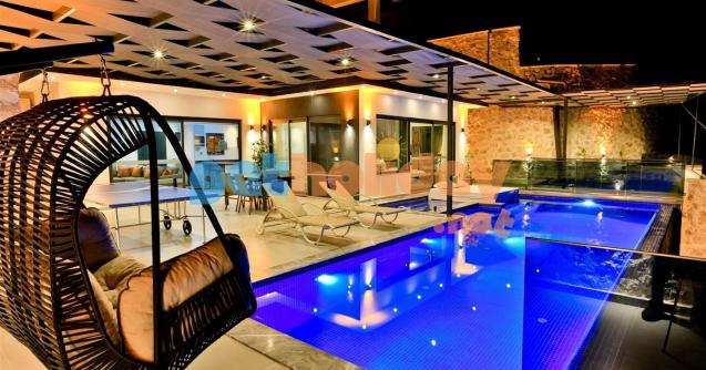 Kalkan İslamalr mevkisinde konumlanan Özel Havuzlu, Jakuzili, Çocuk Havuzlu, Muhafazakar, Balayı Villası Akdeniz 1, bir yatak odalı olup iki kişi kapasitesine sahip