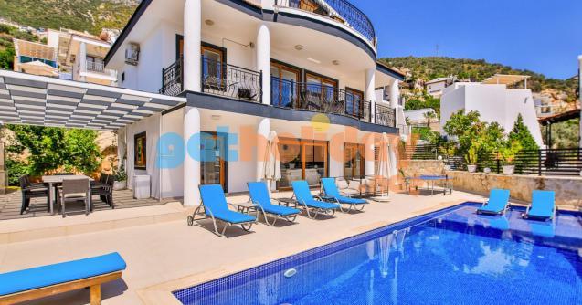 Kalkan Kızıltaş mevkisinde konumlanan Lüks, Kiralık Tatil Villası Alternatif, dört yatak odalı olup sekiz kişi kapasitesine sahip